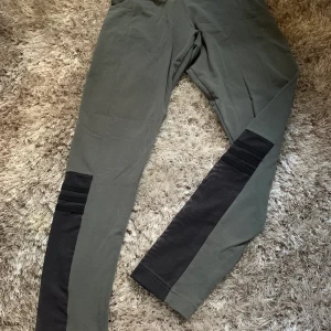 Adidas thights - Super sköna Adidas tights. Använda men har aldrig tränat i dem. Frakt tillkommer 