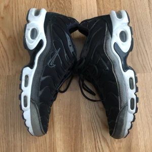 Nike Tb Air storlek 41 - Svarta Nike Tn Air i storlek 41. Inköpta för 1699kr. Använda men i bra använt skick. Skickar spårbart (63kr) med postnord eller möts upp i Stockholm.