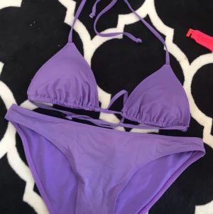 Lila bikini set  - Lila bikini set: • Använts någon gång • Stl. 36 • Köptes från Cubus • I bra skick • Knytband både bakom ryggen och vid nacken.  • Pris: 200kr + frakt 