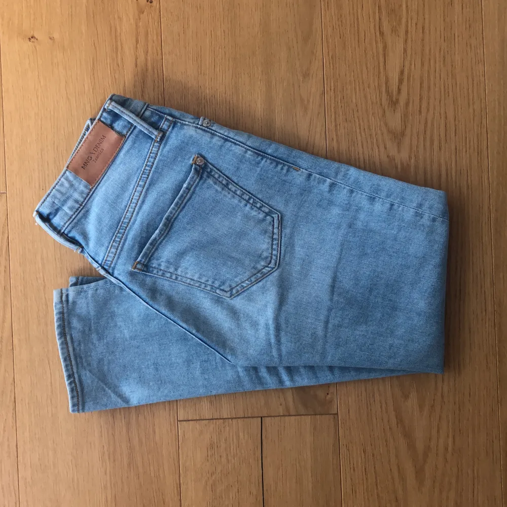 Säljer dessa perfekta mom jeansen, eftersom de tyvärr har blivit för små för mig. Köpta i Nice (Frankrike). Väldigt fina jeans i ett bra skick. Fraktpris: ca 50kr😊. Jeans & Byxor.