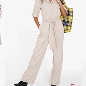 MONKI ljusbeige jumpsuit - Jumpsuit från MONKI använd ca 5/6 gånger. Frakt ingår i pris. Hör av er för fler bilder på den. 