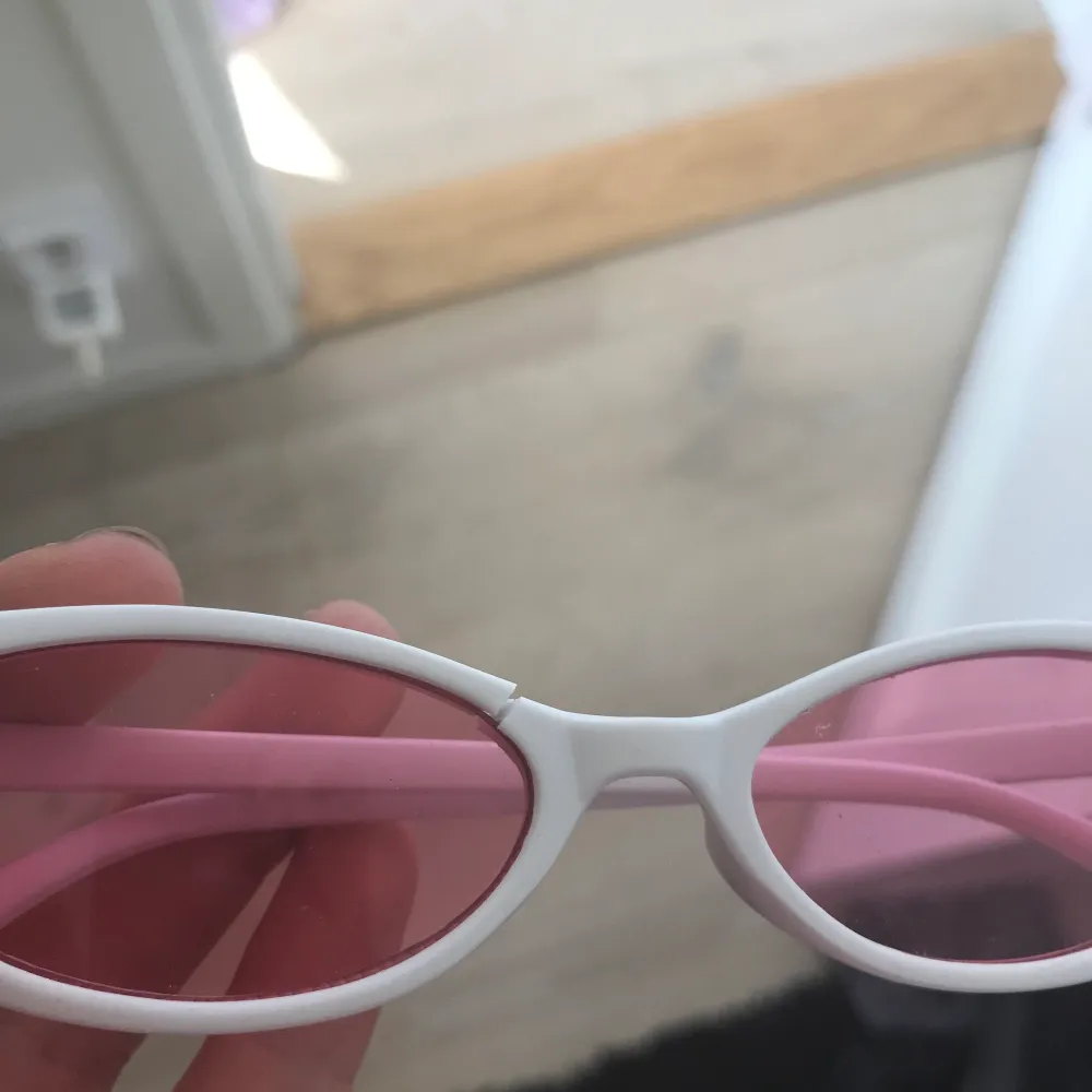 Jag säljer 3par snygga solglasögon med coola modeller! Dom vita med rosa glas är lite trasiga men annars är allt i bra skick! Du kan köpa alla för 200kr eller ett par för 100kr. Övrigt.