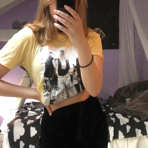 Gul t-shirt med tryck - Gul t-shirt med ett trendigt tryck från Gina Tricot. Använd ytterst få gånger och är som ny. Armarna är medellånga och passformen är ”vanlig”. Frakt ingår ej i priset🥰