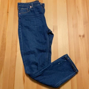 Momjeans i nytt skick - Monki momjeans i nytt skick. Storlek 28. Liten fläck på högra benet längst ner. 