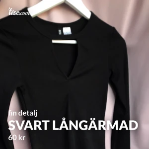 Söt tröja från hm  - superfin tröja från hm med söt urringning , använd ca 3 gånger men inget som syns. Storlek xs🥰köparen står för frakten<3