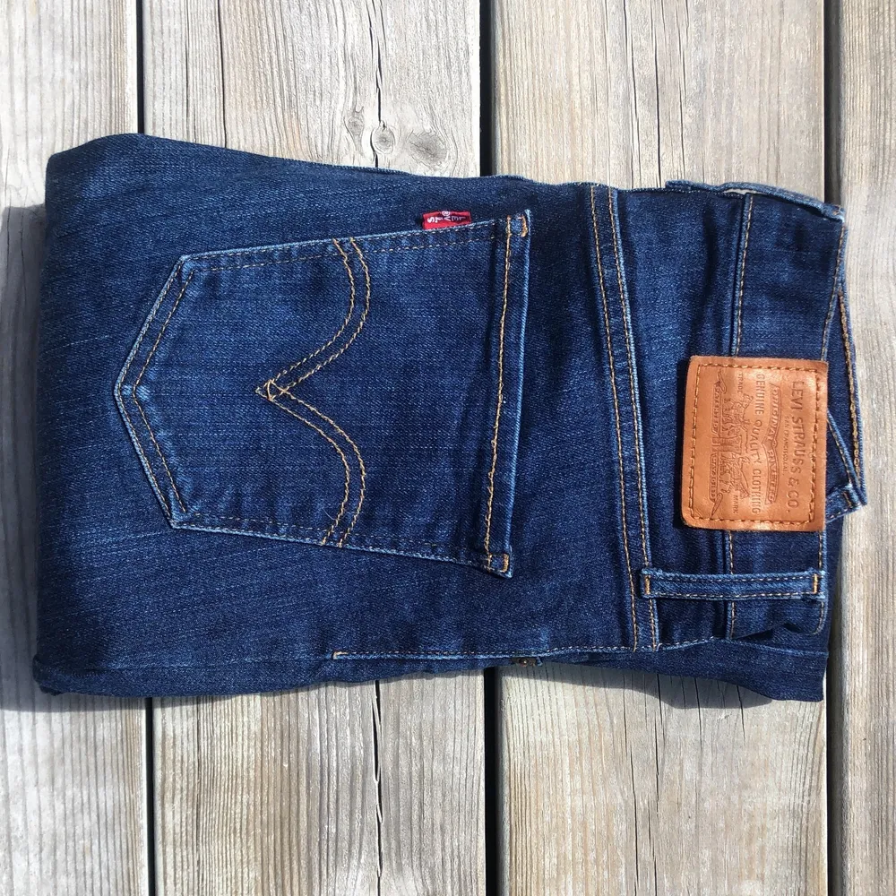 Mile high super skinny jeans från Levis. Blåa tighta högmdjade jeans som är använda ett fåtal gånger så är i mycket bra skick. Köparen står för frakt, kan mötas upp om du bor nära. Hör av dig vid frågor!. Jeans & Byxor.