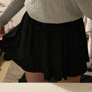 Oanvänd gullig kjol - Säljer denna jätte gulliga kjol. Den är i jättebra skick, då jag nästan använda den. Det står att kjolen är i storlek XS men eftersom den är så stretchig så kan den även passa folk upp till storlek M. Kan mötas upp i Stockholm eller frakta. 🥰🥰