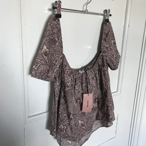 Oanvänd miu miu topp - Så himla söt miu miu topp. Storlek small. Inköpt i Italien ca 2012 men aldrig använd. 