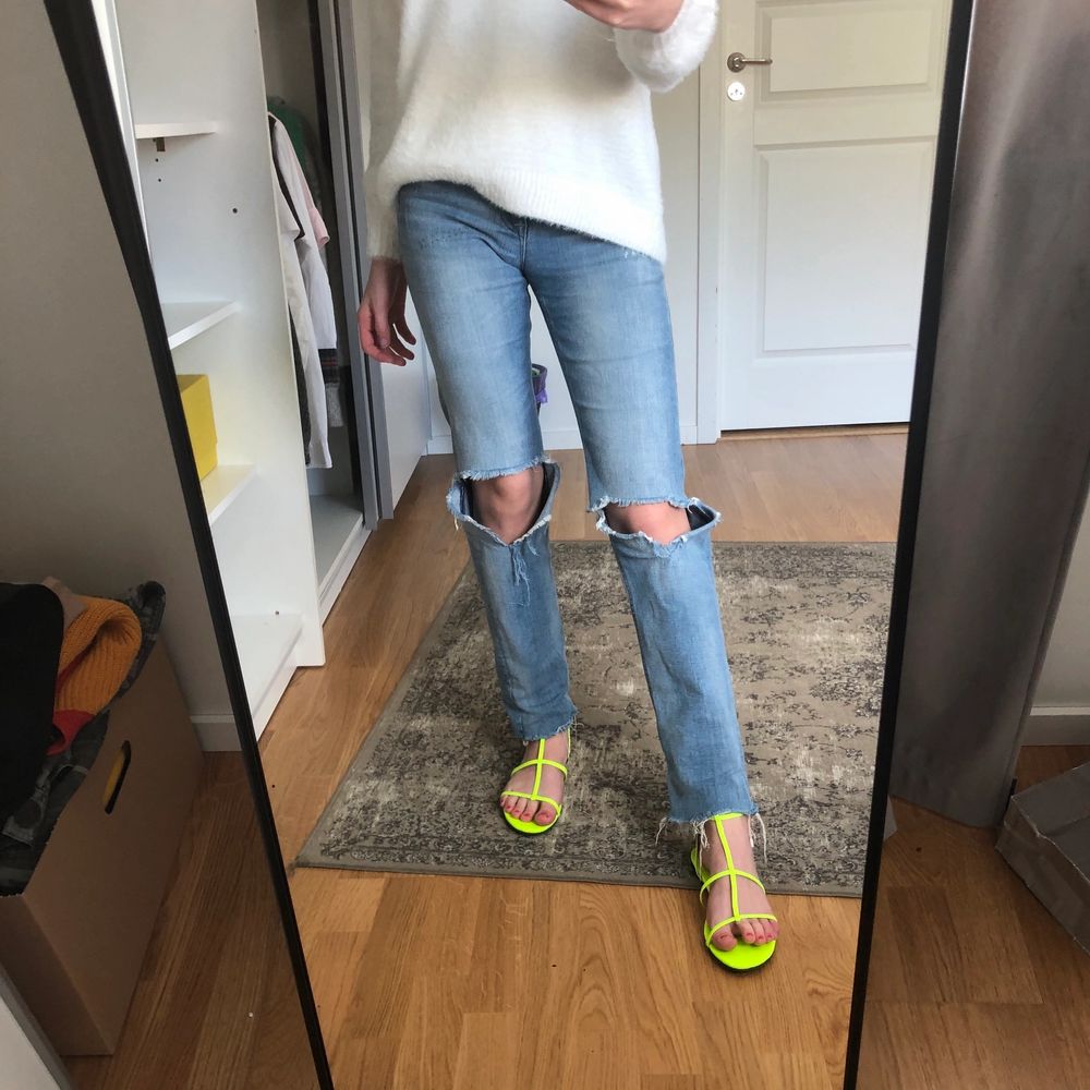 Säljer dessa jeans med hål i (liknar zara jeansen lite) i str 25/32 men passar även 26 skulle jag tro👩🏼🎤💜 Kan skicka fler bilder vid förfrågan 💛💛 Kan sänka pris vid snabb affär!! + frakten är EJ inkluderad🦋♥️säljer även tröjan och sandalerna!. Jeans & Byxor.