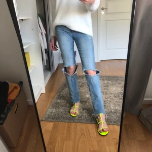 Säljer jeans från scotch & soda💜 - Säljer dessa jeans med hål i (liknar zara jeansen lite) i str 25/32 men passar även 26 skulle jag tro👩🏼‍🎤💜 Kan skicka fler bilder vid förfrågan 💛💛 Kan sänka pris vid snabb affär!! + frakten är EJ inkluderad🦋♥️säljer även tröjan och sandalerna!