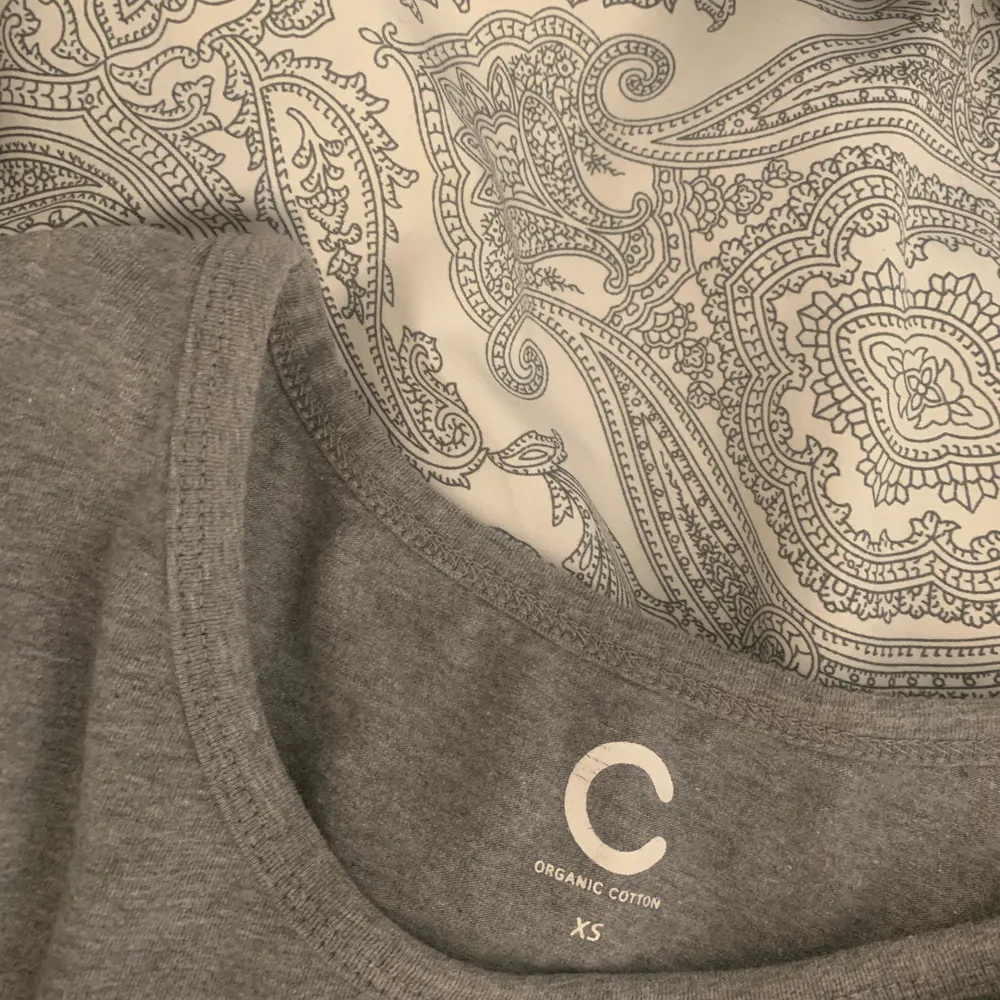 En vanlig grå långärmad tröja från Cubus.. Tröjor & Koftor.