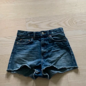 Monki summer shorts  - Jättefina helt oanvända shorts från monki. Midjan är 25 tum och de täcker rumpan. De köptes förra sommaren men jag passade inte i dem så de användes inte.                  Eventuellt frakt står köparen för
