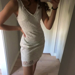 vit skolavslutningsklänning  - supersöt vit klänning i spets från vila, perfekt till skolavslutningen !! i storlek xs endast använd vid ett tillfälle, dom för mer info !!