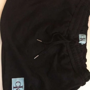 Calvin Klein kjol  - Säljer en Calvin Klein kjol som är ny som bara legat i garderoben . Den är köpt från jonhells. Men aldrig använd pågrund av fel storlek.  Den är i storlek L men tror den passar dom som har M bättre. 