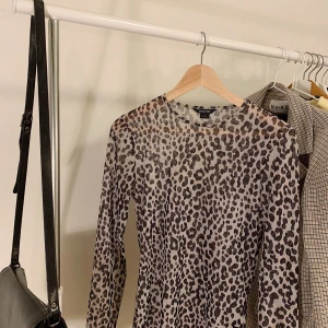 Genomskinligt pumatröja 🐆 - Säljer min genomskinliga tröja från Monki! Köpt förra året men kommer inte riktigt till användning längre! Använd men helt utan slitage 😊