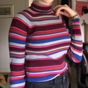 Randig polotröja - Randig ribbad polotröja i massa färger. Inga hål eller skavanker och formar sig jättefint till kroppen💕