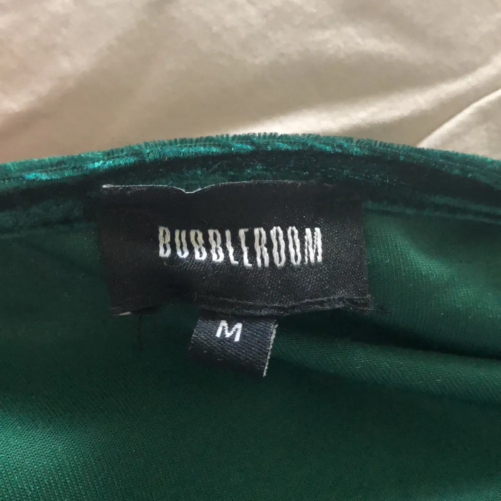 Jättefin grön klänning ifrån bubbleroom. Endast använd en gång. . Klänningar.