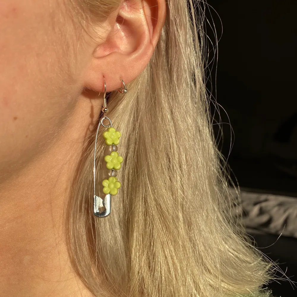 Nickelfria örhängen som finns i både grönt och blått🥰 Frakt INGÅR i priset, och dom kostar 55kr st✨. Accessoarer.