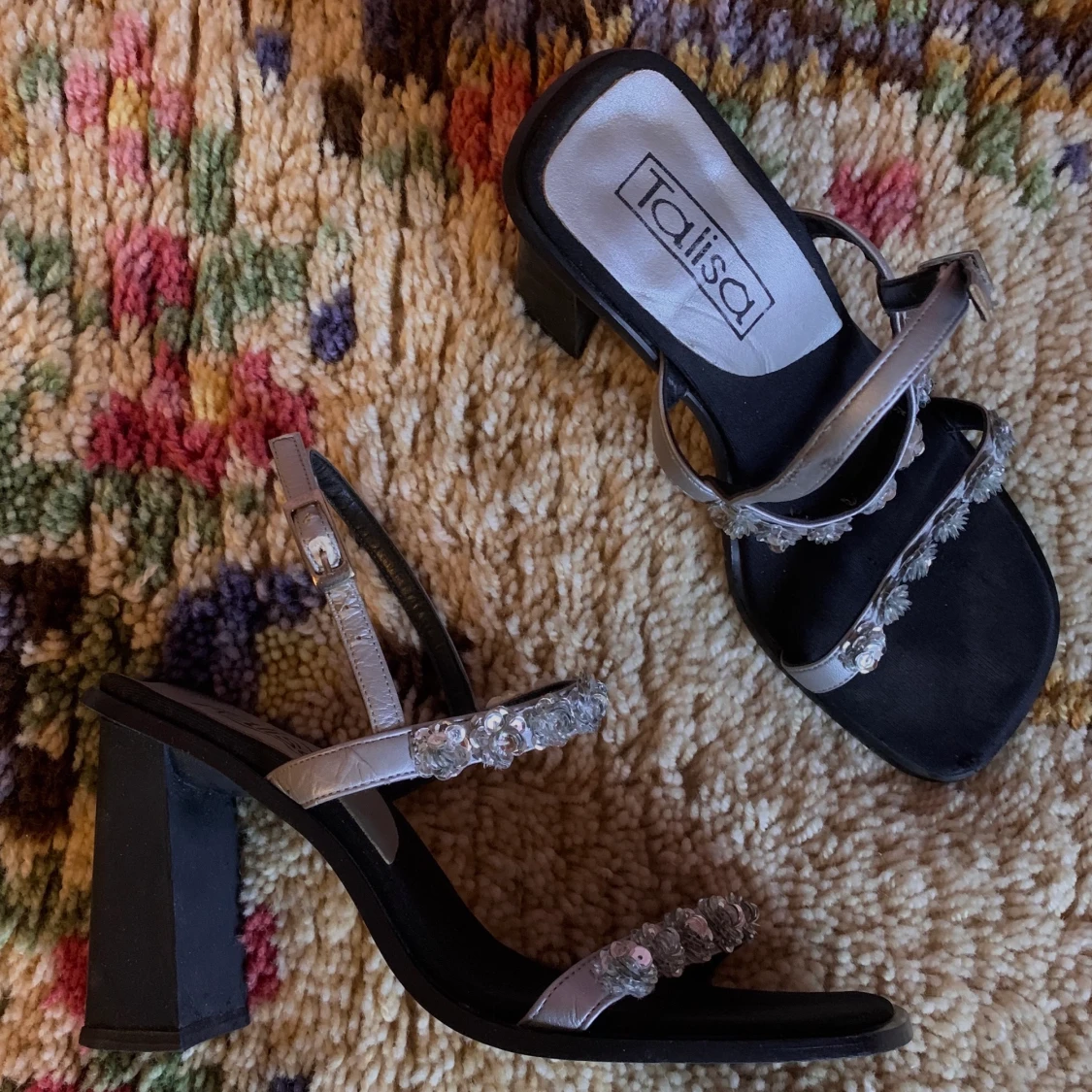 Vintageklackar med silver blommor