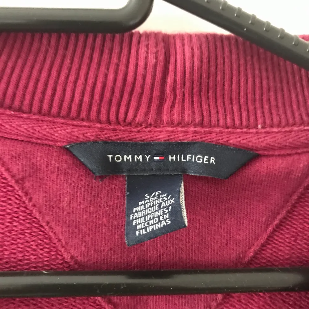 Supercool tröja från Tommy Hilfiger. Använt skick. Priset inkluderar frakt. 50kr om den kan hämtas i Göreborg. Hoodies.