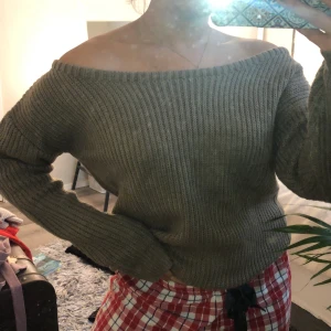 Offshoulder  - Stickad offshoulder från Madlady. Storlek s/m. Aldrig använd. 