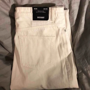 - Vita Weekday jeans, med lappen på alltså helt oanvända. Storlek 30/32. Orginalpris 500kr. 