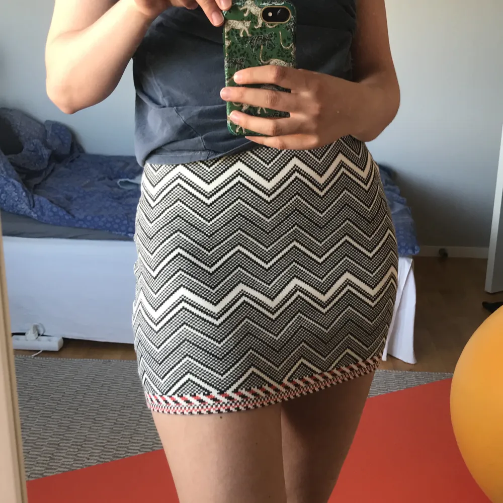 Kort kjol från Zara. Perfekt till sommaren! Knappt använd. . Kjolar.