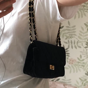 Väska - Jättefin väska ifrån ur och pen! Mycket rymlig och kan både användas med långt och kort band. Har en liten slitning vid öppningen! Endast swish och köpare står för frakt!☺️