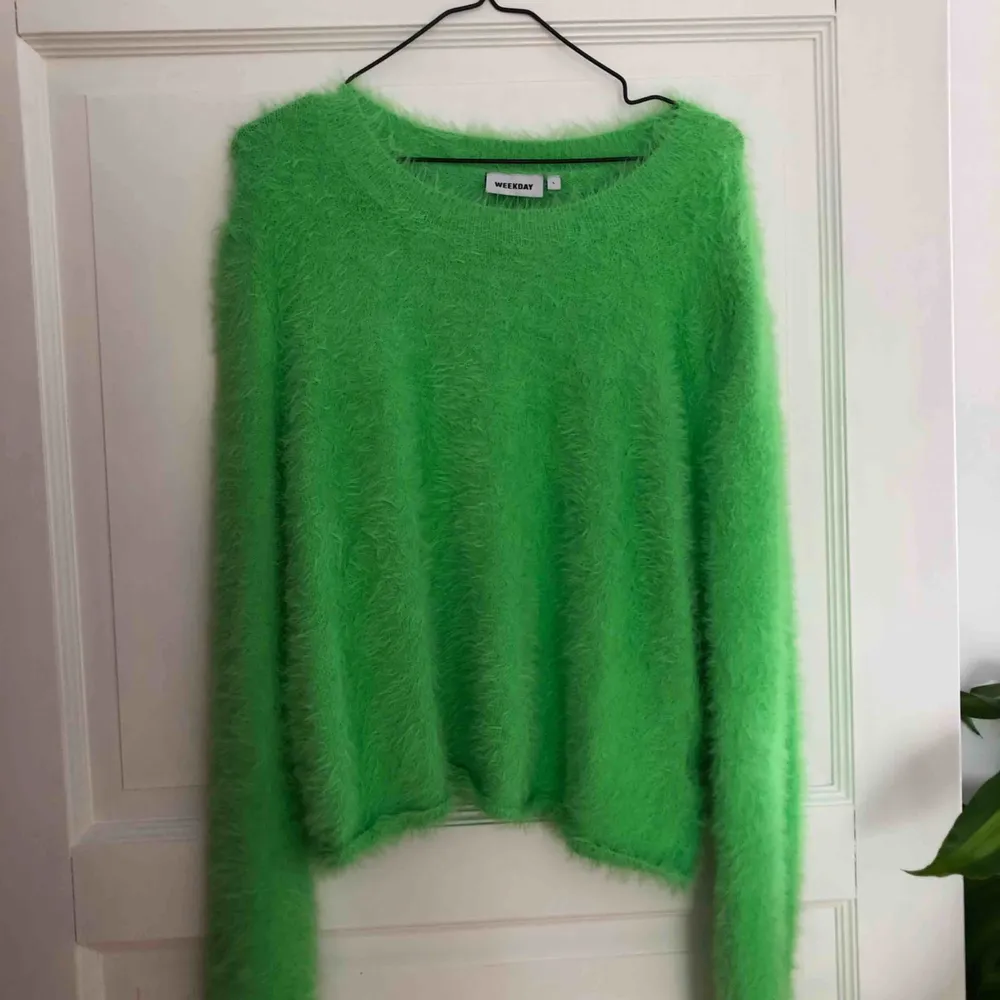 Sparsamt använd! Jättefin grön mjuk tröja från weekday!  Behöver bli av med allt snabbt då jag snart ska flytta, så kolla gärna in mina andra annonser också!🥰 Köpare står för frakt♻️🌱🌍. Hoodies.