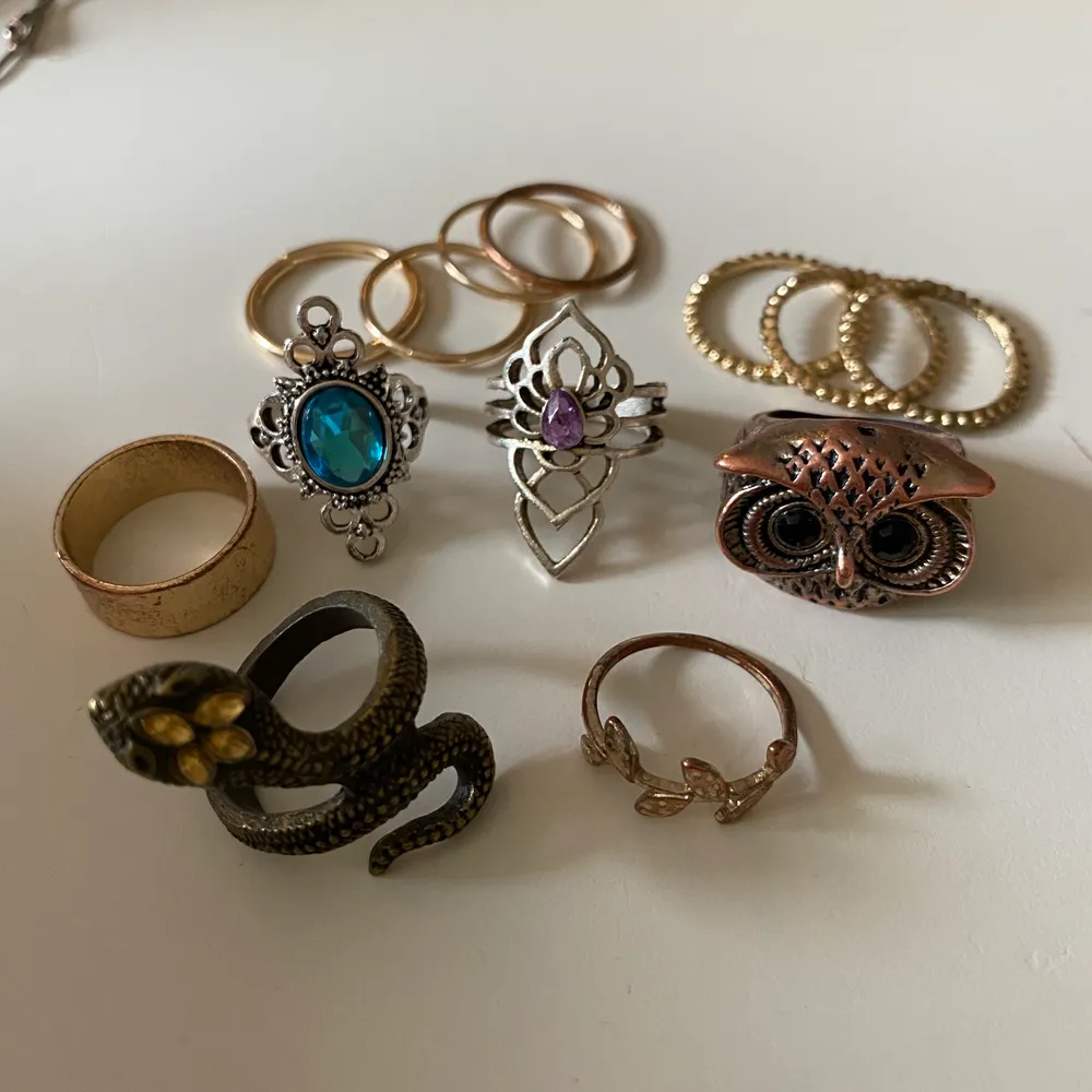 Säljer lite olika ringar, hör av dig om du vill köpa någon!💓💓 25kr/st för de större & 10 kr/st för de små       100kr för alla💓💓 . Accessoarer.