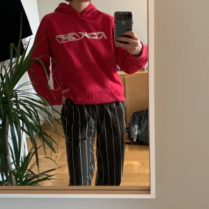 Röd Reebok hoodie  - En röd lite urtvättad (på ett bra sätt) hoodie från Reebok. Jag har storlek xs och vill säga att den sitter prefekt på mig! 
