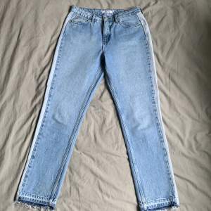 Blå jeans med ljust revär på sidan. Gjort slitningarna längst ner själv. Använda 2 gånger, i väldigt bra skick! Frakt på 79kr tillkommer💞