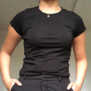 T-shirt - Svart basic t-shirt i storlek 158/164. Skulle säga som en XS. Frakten ingår😊