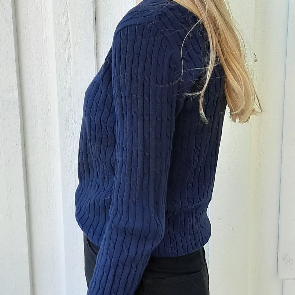 Säljer denna marinblå tröja ifrån ginatricot. Är i bra skick och säljer denna för att den är för liten. Frakt tillkommer 🥰❤. Tröjor & Koftor.