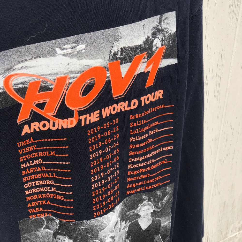 Around The World Tour hoodie! 🥰Säljes för 400kr eller högsta bud! Frakt tillkommer på 63kr, pris kan diskuteras vid snabb affär! . Huvtröjor & Träningströjor.
