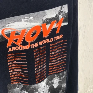 Exklusiv Hov1 merch!  - Around The World Tour hoodie! 🥰Säljes för 400kr eller högsta bud! Frakt tillkommer på 63kr, pris kan diskuteras vid snabb affär! 
