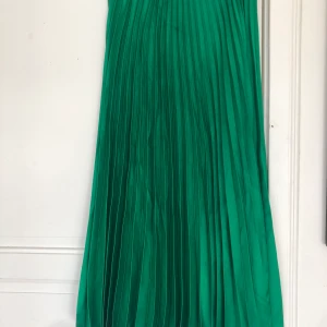 Zara kjol - Säljer min kjol från zara, väldigt sparsamt använd! 