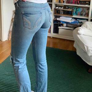 Ett par lågmidjade jeans från Hollister. Tighta med lite bootcut längst ner. Waist:26 Length:31
