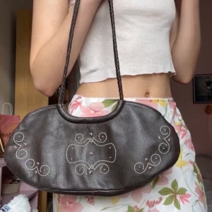 Söt axelväska från 90-talet - Jättesöt axelväska med detaljer,  i fint skick från 90-talet. Kan mötas upp eller frakta 🧚🏼‍♀️