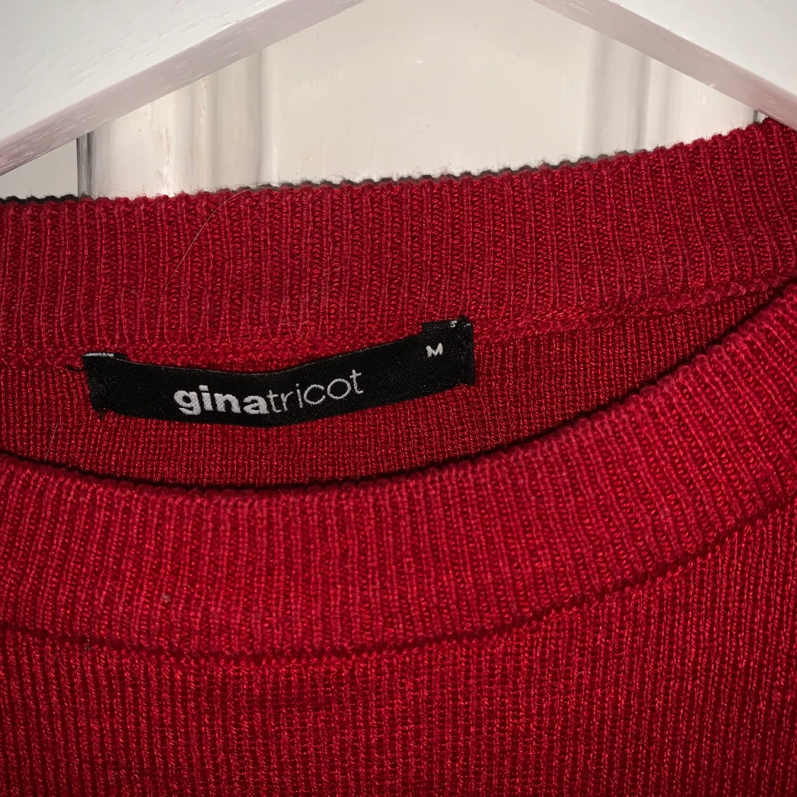 Röd tröja med volanger - 91