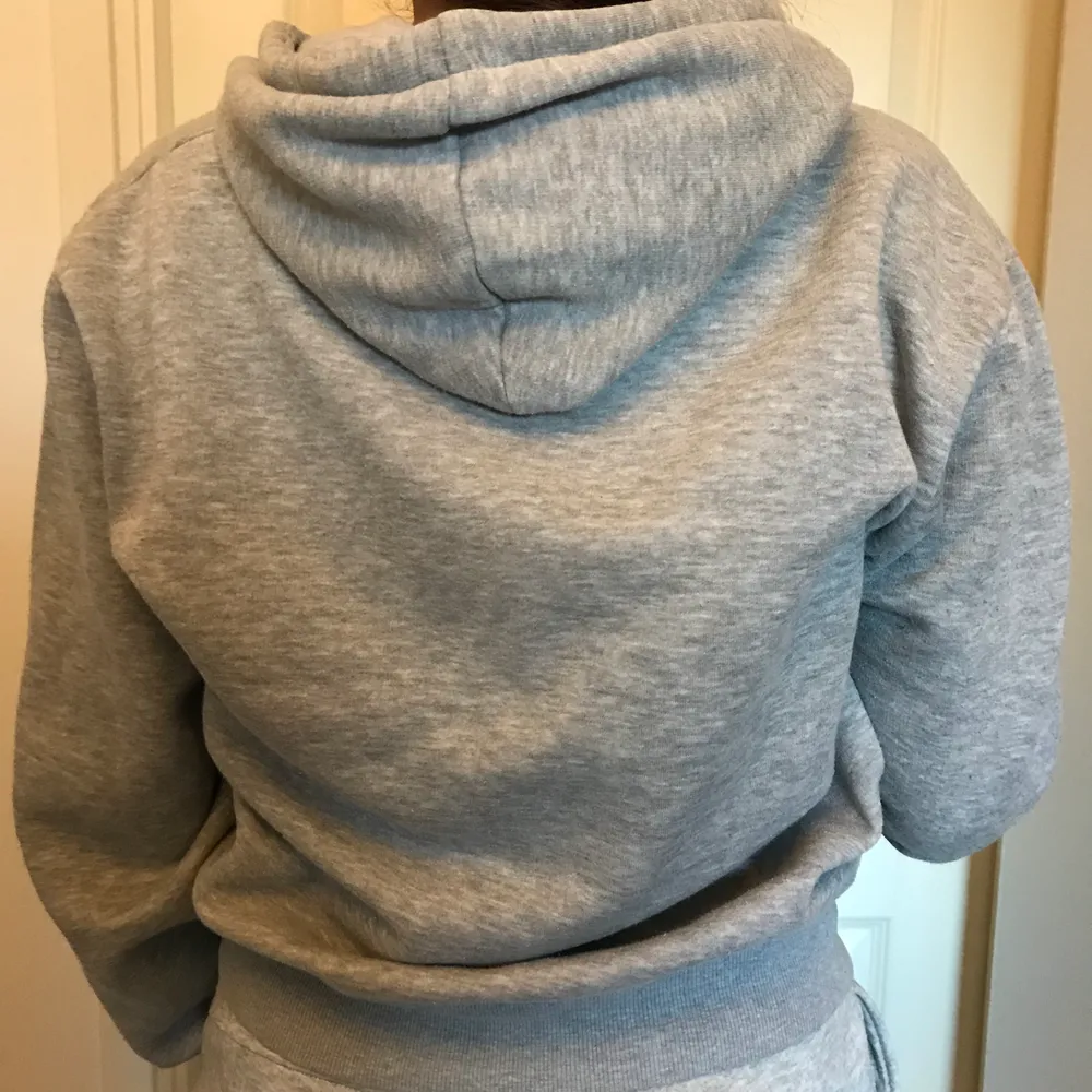 Använd mjuk och skön grå hoodie ifrån boohoo, storlek S/M 🌸 Köparen står för frakten🌸. Hoodies.
