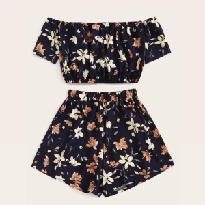Blommig Set - Helt nya shorts med off shouldet top, från Shein. Säljer för att jag köpte fel storlek, kan frakta eller mötas upp i Göteborg