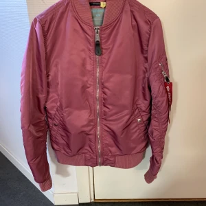 Alpha industries - Jacka från alpha Industries i rosa. Super skön att ha vår/höst! Knappt 1 år gammal, använd en höst, men i superfint skick! Storlek L, men passar s-m.