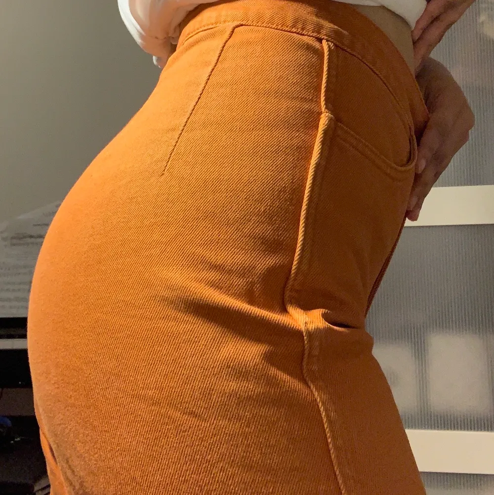 Orangea stilsäkra och somriga jeans från weekday. Widelegged och cropped i storlek 34, . Jeans & Byxor.