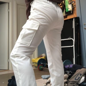 Vita cargo byxor! - Säljer pga att dessa byxor inte är min stil längre! Sitter väldigt bekvämt! 