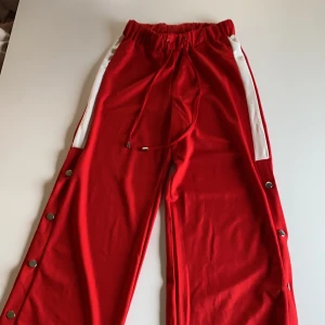 Brave soul London - Ett par oanvända byxor som är jätte bekväma och har bra passform, knapparna går att knäppa ut hela vägen.