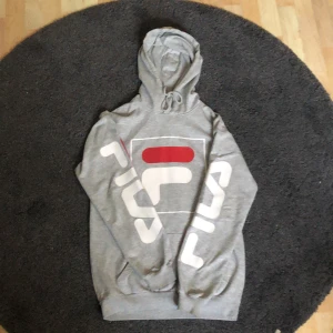 Fila Logo Hoodie Grå Herr - Min fila hoodie som jag aldrig använder längre. Cond: 8/10 (ålder+Svart sträck på logan bild 3) Storlek: XS Herr  orgnial pris 900kr Ny: 499kr