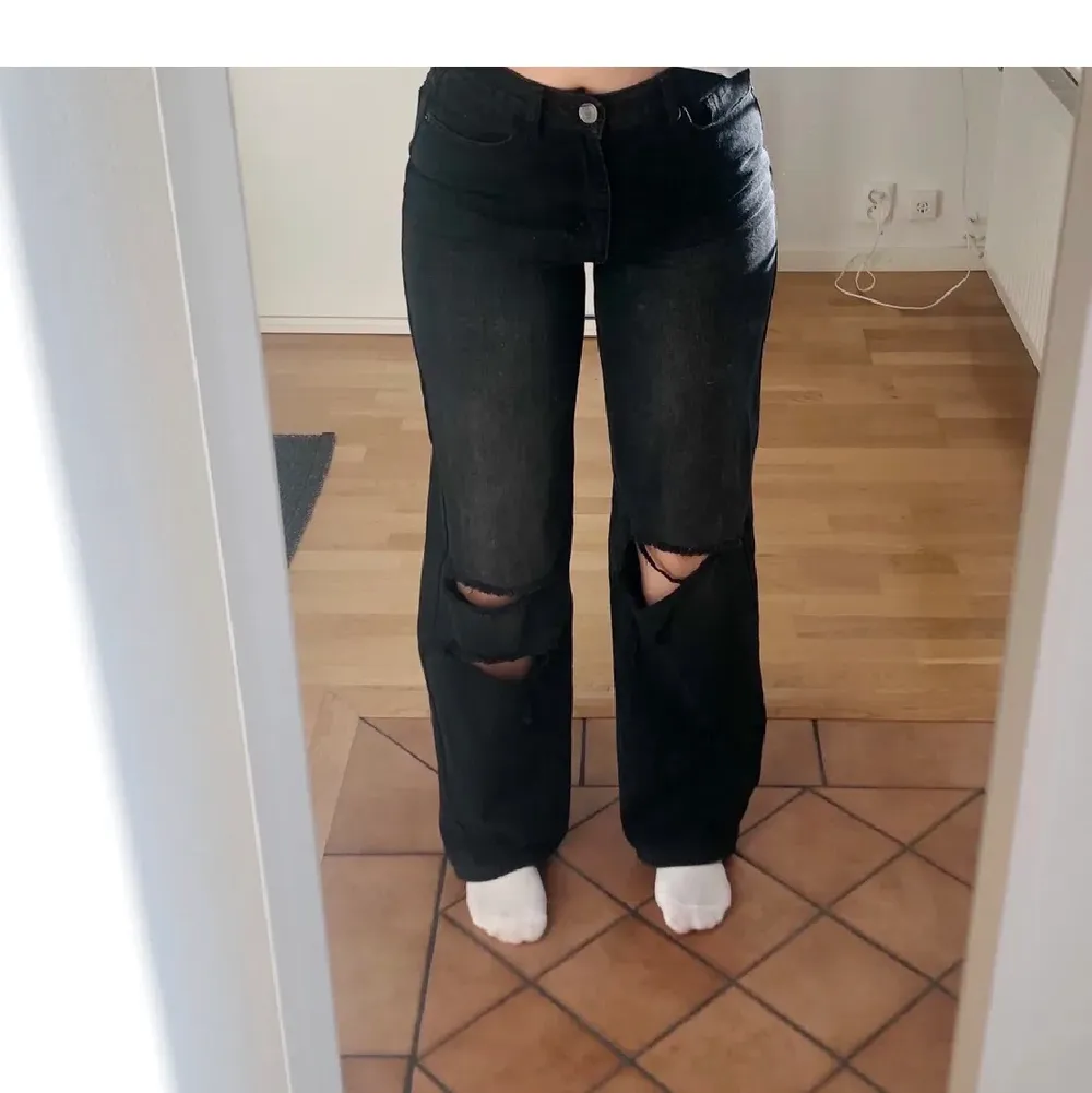 Sjukt snygga jeans som tyvärr är för stora. Köpta här på plick, förra ägarens bilder! Storlek 38. . Jeans & Byxor.