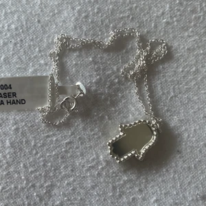 ÄKTA SILVER HALSBAND FATIMAS HAND - Halsband i äkta silver, fatimas hand, säljer för jag redan har ett. Nypris: 399. Frakt ingår! Helt nytt, lappen sitter kvar.