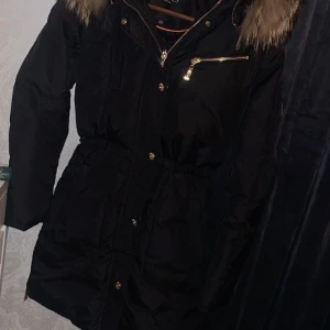 Hollies vinterjacka - Använd 2 gånger jätte fin, säljes liten på mig 